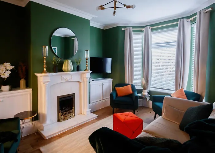 The Green House 3 Bed House - Contractors, Families, Close To City Centre, Free Parking