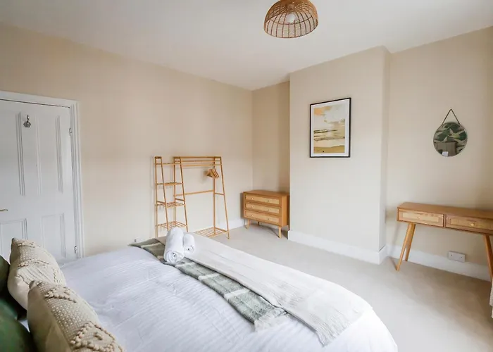 The Green House 3 Bed House - Contractors, Families, Close To City Centre, Free Parking