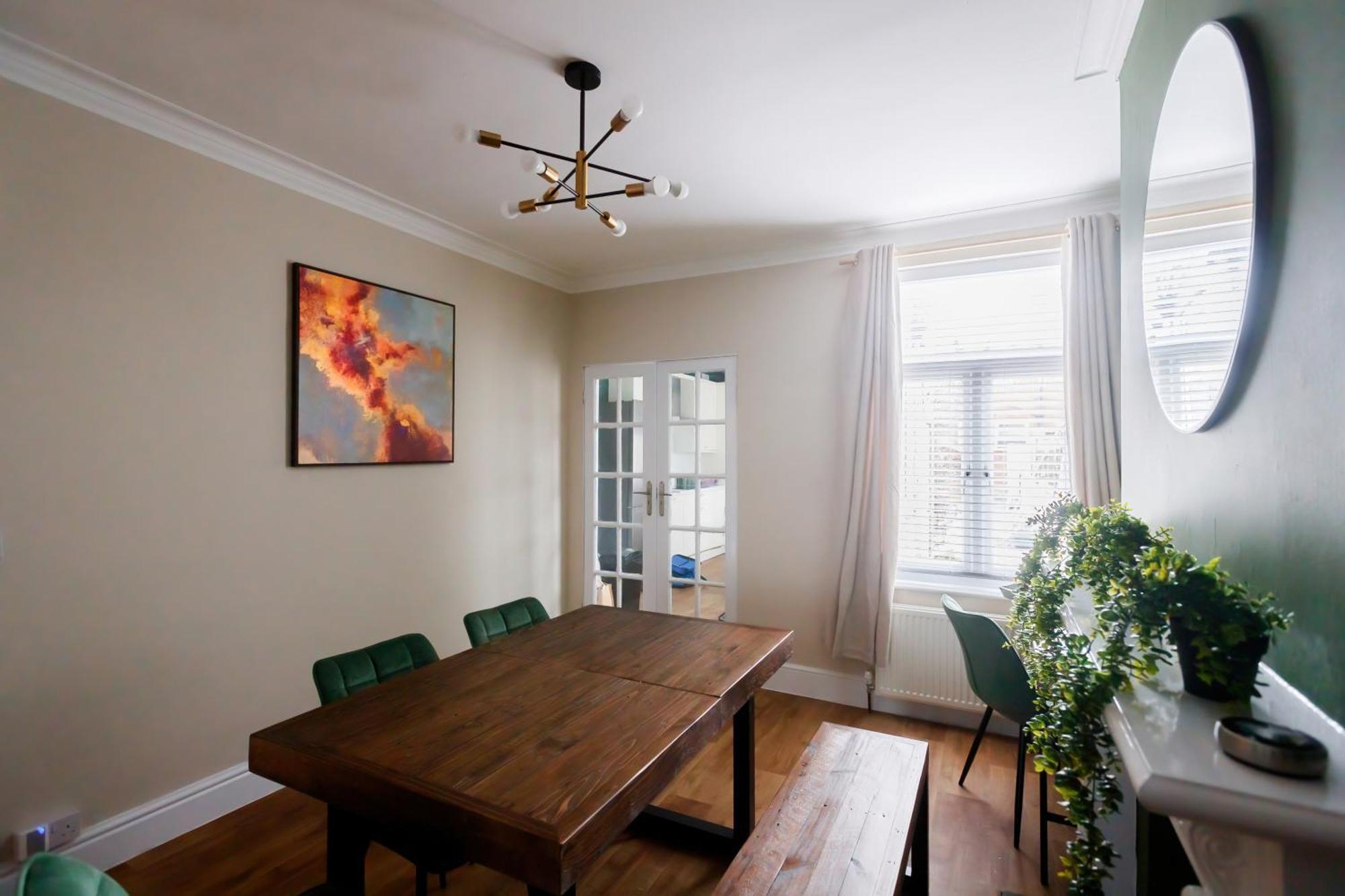 The House 3 Bed House - Contractors, Families, Close To Centre, Free Parking Apartment *